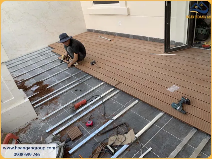 Lót Sàn Gỗ Nhựa Ngoài Trời Kosmos Chịu Được Nắng Mưa, Có Độ Bền Cao